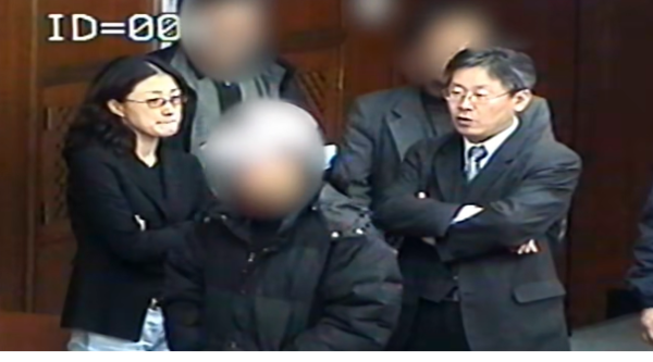 이기인 개혁신당 사무총장이 20일 페이스북에 공개한 2004년 성남시의회 난동 사건 당시의 영상. [사진출처=이기인 개혁신당 사무총장 페이스북 영상 캡처]