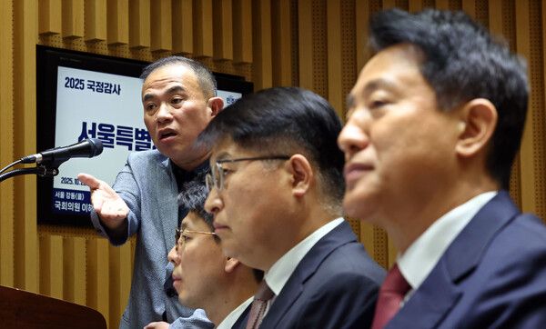 정치 브로커&nbsp;명태균&nbsp;씨가 23일 서울 중구 서울시청에서 열린 2025년 국회 행정안전위원회 국정감사에서 의원 질의에 답하고 있다. 오른쪽은&nbsp;오세훈&nbsp;서울시장. [사진=연합뉴스]