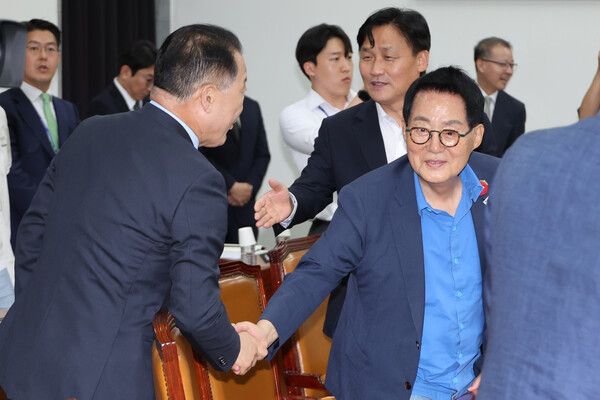 국민의힘 소속 신성범 국회 정보위원장이 23일 서울 여의도 국회에서 열린 정보위 전체회의에서 더불어민주당 박지원 의원과 악수하고 있다. [사진=연합뉴스]