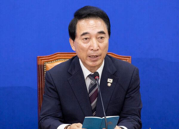 더불어민주당&nbsp;박수현&nbsp;수석대변인이 2025년 국정감사를 하루 앞둔 12일 서울 여의도 국회에서 열린 기자간담회에 참석해 발언하고 있다. [사진=연합뉴스]