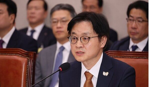 김정관 산업통상부 장관이 24일 서울 여의도 국회 산업통상자원중소벤처기업위원회에서 열린 국정감사에서 의원 질의에 답하고 있다. [사진=연합뉴스]