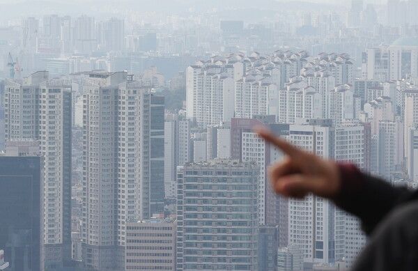 &nbsp;20일 서울 남산에서 바라본&nbsp;아파트&nbsp;단지의 모습. 정부가 발표한 10·15 부동산 대책에 따라 이날부터 서울 전 지역과 과천, 분당 등 경기 12개 지역에서 토지거래허가제가 시행된다. [사진=연합뉴스]