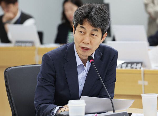 윤건영 더불어민주당 의원은 24일 라디오 인터뷰에서 오세훈 서울시장이 불법 여론조사 의혹을 받는 명태균 씨와 국회 행정안전위원회 국정감사에서 대면했음에도 2시간 동안 묵비권을 행사하다 명 씨가 나간 이후 발언을 시작한 것을 두고 