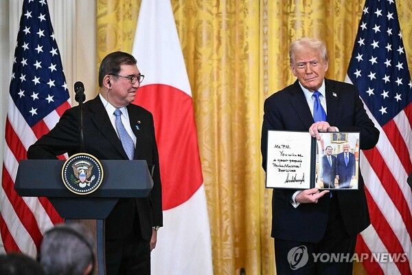 트럼프 미국 대통령과 이시바 일본 총리가 7일(미 현지시간)에 워싱턴 백악관에서 미일 정상회담을 하고있다. [사진=AFP=연합뉴스]