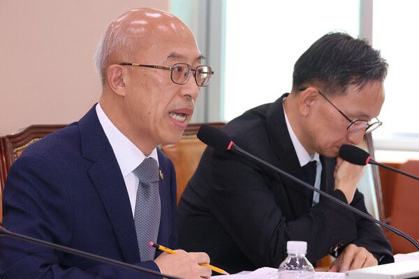 조원철 현 법제처장이 24일 서울 여의도 국회 법제사법위원회에서 열린 법제처에 대한 국정감사에서 위원 질의에 답하고 있다. [사진=연합뉴스]