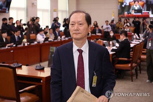 이완규 전 법제처장이 24일 서울 여의도 국회 법제사법위원회에서 열린 법제처에 대한 국정감사에서 증인선서 거부 사유를 소명한 뒤 자리로 돌아가고 있다. [사진=연합뉴스]