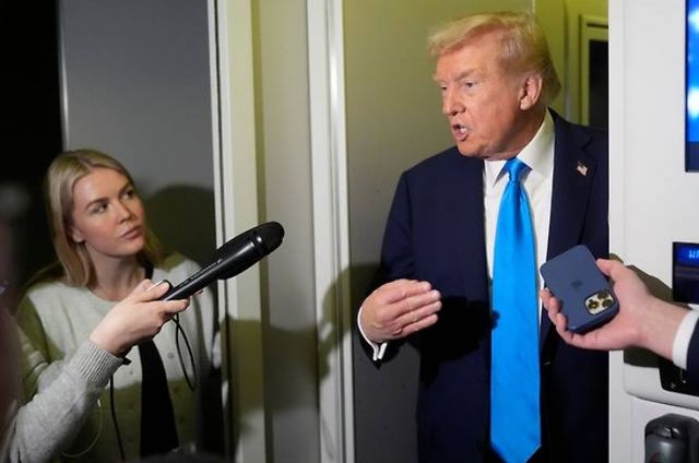 도널드 트럼프 미국 대통령이 25일(현지시간) 에어포스원 기내에서 기자들 질문에 답하고 있다. [사진=연합뉴스]