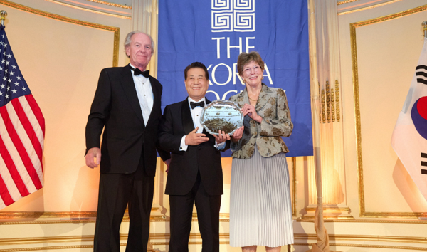 포스코그룹 장인화 회장이 23일(현지시간) '밴플리트상'을 수상하고 있다. (사진 왼쪽부터 코리아소사이어티 토마스 번 회장, 포스코그룹 장인화 회장, 코리아소사이어티 캐슬린 스티븐스 이사장) / 사진=포스코