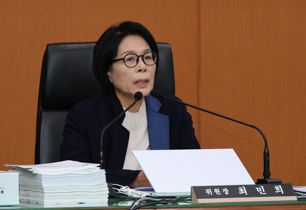 &nbsp;24일 대전 한국전자통신연구원(ETRI)에서 열린 과학기술정보방송통신위원회 국정감사에서&nbsp;최민희&nbsp;위원장이 김영식 국가과학기술연구회 이사장을 질타하고 있다. [사진=연합뉴스]