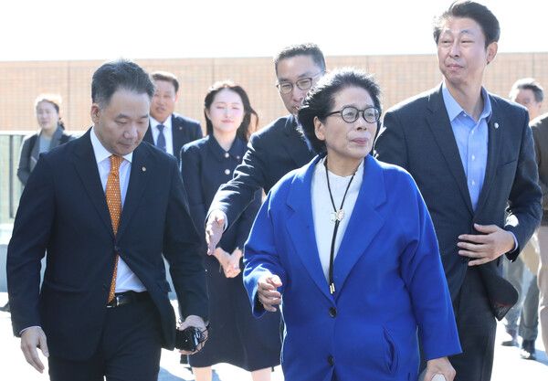 &nbsp;27일 오전 국회 과학기술정보방송통신위원회 국정감사 현장시찰단이 제주 서귀포시 하원동 한화우주센터를 찾았다.&nbsp;시찰을 마친&nbsp;최민희&nbsp;과방위원장이 센터에서 나오고 있다. [사진=연합뉴스]