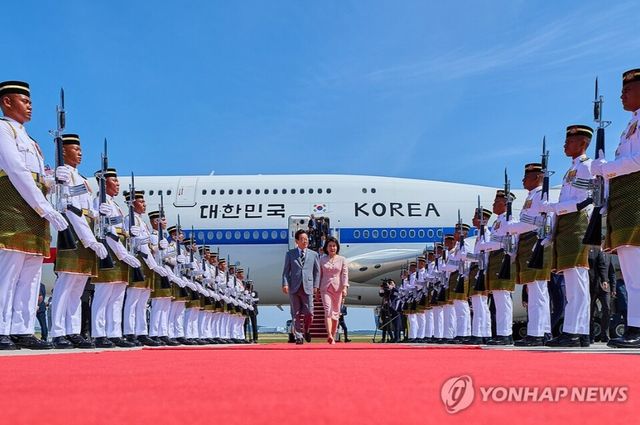 아세안 정상회의 참석차 말레이시아를 방문한 이재명 대통령과 김혜경 여사가 26일 쿠알라룸푸르 국제공항에서 차량으로 이동하고 있다. [공동취재 제공=쿠알라룸푸르=연합뉴스) 