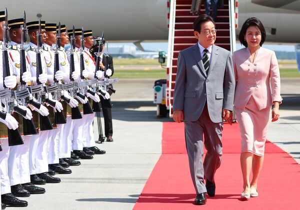 아세안 정상회의 참석차 말레이시아를 방문한 이재명 대통령과 김혜경 여사가 26일 쿠알라룸푸르 국제공항에서 차량으로 이동하고 있다. [사진=연합뉴스]