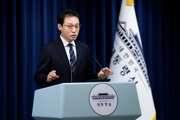 이규연&nbsp;홍보소통수석이 17일 용산 대통령실에서 동남아 불법 구인 광고 긴급 삭제 관련 브리핑을 하고 있다. [사진=연합뉴스]