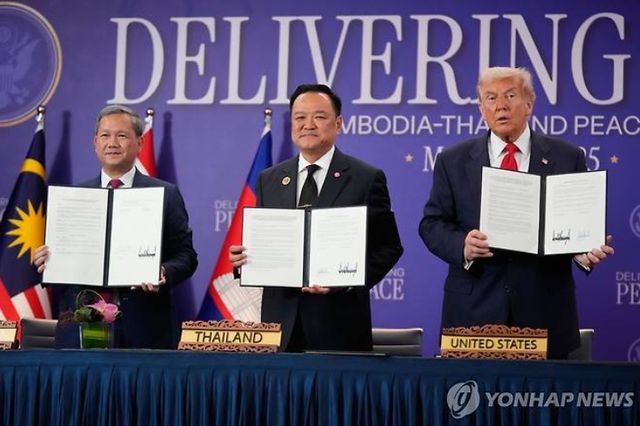 트럼프 미 대통령이 태국-캄보디아 휴전협정식 주재하고 있다. 26일(현지시간) 말레이시아 쿠알라룸푸르에서 도널드 트럼프 미국 대통령과 아누틴 찬위라꾼 태국 총리(가운데), 훈 마네트 캄보디아 총리(왼쪽)이 태국-캄보디아 휴전협정문을 들어 보이고 있다. [사진=쿠알라룸푸르 AP=연합뉴스]