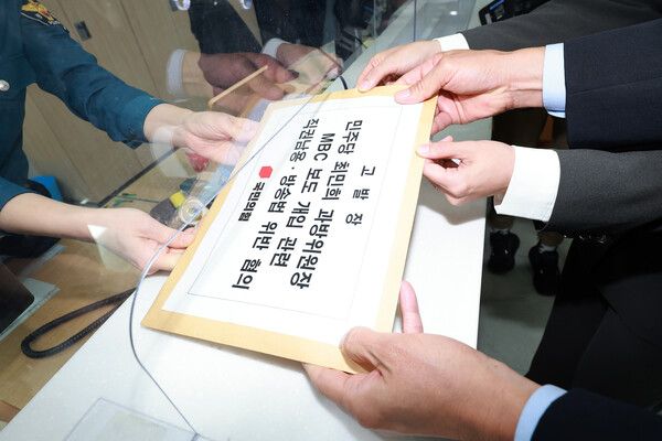 국민의힘&nbsp;미디어특위 문호철 수석 부위원장이 지난 24일 서울 종로구 서울경찰청에 비공개 업무보고 중 MBC 보도본부장을 퇴장 조치한&nbsp;최민희&nbsp;국회 과학기술정보방송통신위원장을 직권남용·방송법 위반 혐의로 고발하고 있다.[사진=연합뉴스]