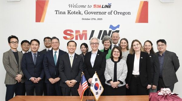 &nbsp;SM상선 강호준 대표(앞줄 가운데 왼쪽)가 27일 본사가 위치한 서울 서대문구 SM그룹 신촌사옥에서 미국 오리건주 티나 코텍 주지사를 영접한 뒤, 관계자들과 기념촬영을 하고 있다.[사진=SM그룹]