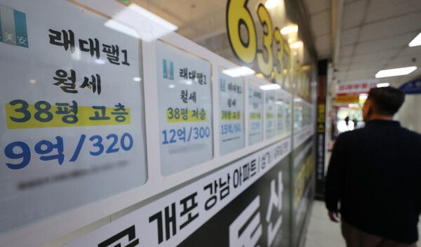 강화된 대출규제 영향 등으로 '전세의 월세화'가 가속하는 가운데 수도권 아파트 월세가격 상승률이 최근 10년간 최고치를 기록한 것으로 나타났다.&nbsp;28일 분양평가 전문회사 리얼하우스가 KB국민은행 월간 시계열 자료를 분석한 결과 올 1∼9월 기준 수도권 아파트 월세 상승률은 6.27%로 집계됐다. 사진은 이날 서울 강남 한&nbsp;부동산&nbsp;중개업소 월세 매물 게시판. [사진=연합뉴스]