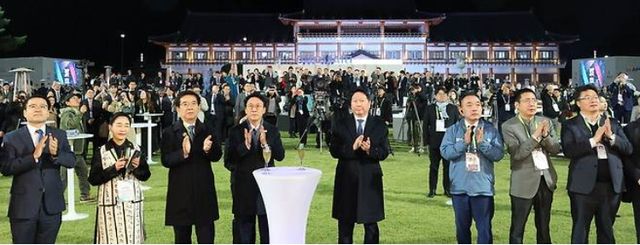 28일 경주 화랑마을 어울마당에서 열린 '2025 아시아태평양경제협력체(APEC) CEO 서밋'이 개막됐다.&nbsp;김민석 국무총리, 최태원 대한상공회의소 회장(왼쪽 넷째부터) 등 참석자들이&nbsp;만찬에서 개회 축하를 하고 있다.&nbsp; '2025 APEC CEO 서밋'은 31일까지 나흘간 열린다. [사진=대한상공회의소 제공]