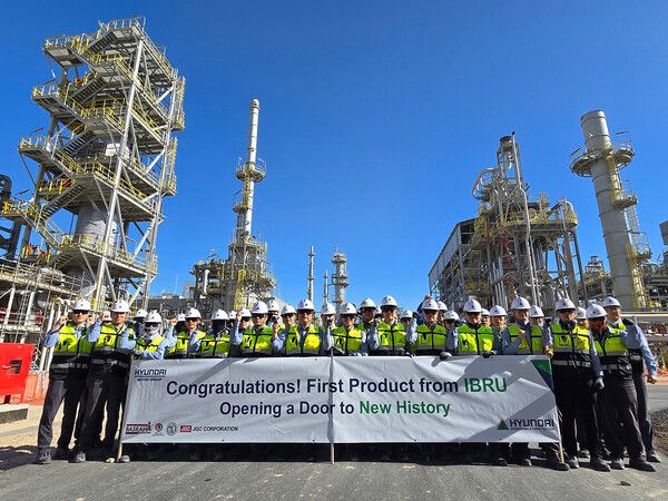 이라크 바스라 정유공장 고도화설비 공사 현장 임직원 기념사진 [사진=현대건설]