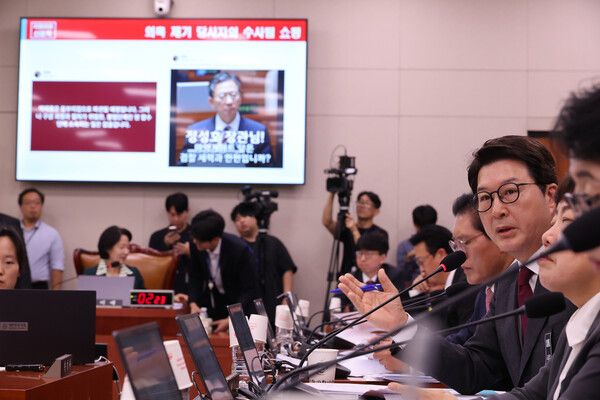 국민의힘 신동욱 의원이 14일 서울 여의도 국회에서 열린 법무부 등에 대한 법제사법위원회 국정감사에서 정성호 법무부 장관에게 질의하고 있다. [사진=연합뉴스]