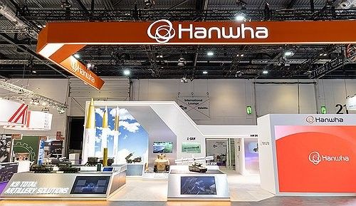 한화시스템과 한화에어로스페이스, 한화오션이 킨텍스에서 열린 대한민국 최대 방산 전시회, '서울 국제항공우주 및 방위산업 전시회(ADEX) 2025'에 역대 최대 규모의 통합관을 운영한다고 20일 밝혔다. 사진 왼쪽부터 아리온스멧, 그룬트, 한국형 궤도형 무인지상차량 '테미스' [사진=한화시스템/연합뉴스]