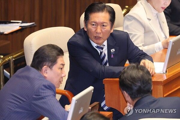 더불어민주당 정청래 대표와 김병기 원내대표, 문진석 원내운영수석부대표가 26일 국회 본회의에서 대화를 나누고 있다. [사진=연합뉴스]