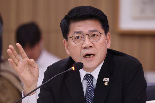 지난 22일 캄보디아 프놈펜 주캄보디아 대사관에서 열린 국회 외교통일위원회 주캄보디아·주베트남·주태국·주라오스대사관 국정감사에서&nbsp;조국혁신당&nbsp;김준형&nbsp;의원이 김현수 주캄보디아 대사 대리에게 질의를 하고 있다. [사진=연합뉴스]