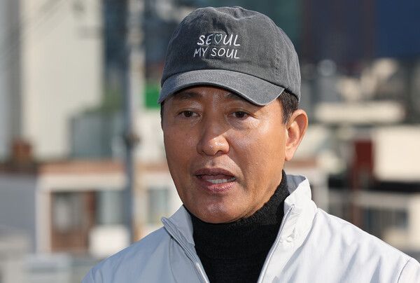 오세훈&nbsp;서울시장이 28일 서울 구로구 가리봉동 한 건물 옥상에서 가리봉2구역 재개발 관련 발언을 하고 있다. [사진=연합뉴스]