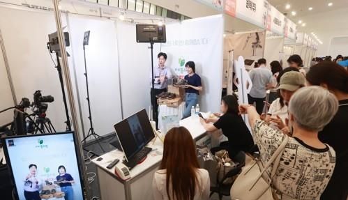 라이브 커머스 체험 자료 사진 [사진=연합뉴스]