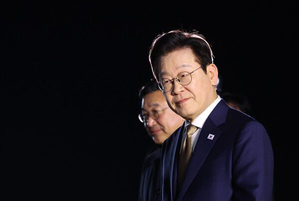 &nbsp;한-아세안 정상회의를 마친&nbsp;이재명&nbsp;대통령이 27일 경기 성남 서울공항에 도착해 공군1호기에서 내려 차량으로 이동하고 있다. [사진=연합뉴스]