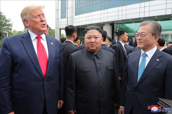 2019년 6월 30일 판문점 남측 자유의집 앞에서 대화하고 있는 문재인 대통령과 김정은 국무위원장, 트럼프 대통령의 모습. 중앙통신이 홈페이지에 공개한 사진.&nbsp;[국내에서만 사용가능. 재배포 금지. For Use Only in the Republic of Korea. No Redistribution]