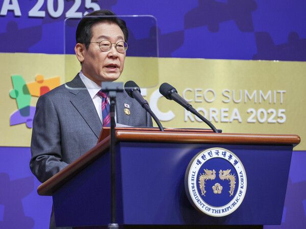 &nbsp;이재명&nbsp;대통령이 29일 경북 경주예술의전당에서 열린 'APEC CEO(최고경영자) 서밋'에서 특별연설을 하고 있다. [사진=연합뉴스]