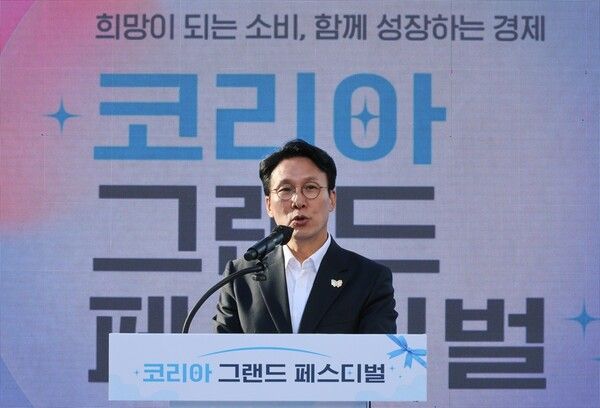 김민석 국무총리가 28일 부산시 광복로 분수광장에서 열린 코리아 그랜드 페스티벌 개막식에서 축사하고 있다. [사진=연합뉴스]