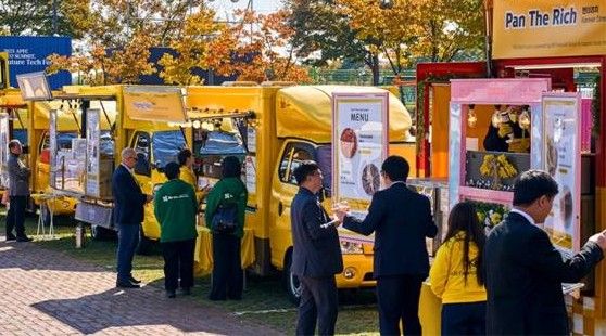 'KB착한푸드트럭' 사장님들이 경주 예술의 전당에서 진행되는 'APEC CEO&nbsp;서밋' 현장에 마련된 'KB&nbsp;푸드트럭 파크'에서 식음료를 제공하고 있다.[사진=KB금융그룹]