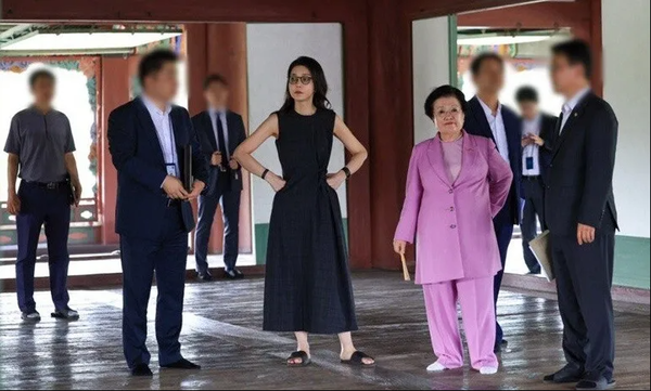 양문석 더불어민주당 의원이 공개한 김건희 전 여사와 이배용 전 국가교육위원장이 서울 경복궁 경회루를 비공개로 방문한 모습. [사진=양문석 의원실이 주진우 기자에게 제공, 재판매 및 DB금지]