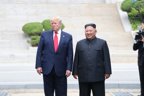&nbsp;지난 2019년 6월 30일 도널드&nbsp;트럼프&nbsp;미국 대통령과 북한&nbsp;김정은&nbsp;국무위원장이 판문점 군사분계선 북측 지역에서 만나 인사한 뒤 남측 지역으로 이동하기 전 기념촬영을 하고 있다. [사진=연합뉴스]
