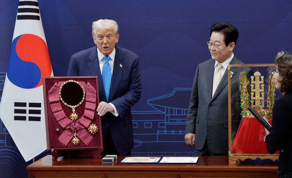 이재명&nbsp;대통령이 29일 경북 경주박물관에서 도널드 트럼프 미국 대통령에게 '천마총 금관 모형'을 선물하며 설명하고 있다.&nbsp;왼쪽은 이 대통령이 트럼프 대통령에게 수여한 무궁화 대훈장. [사진=연합뉴스]