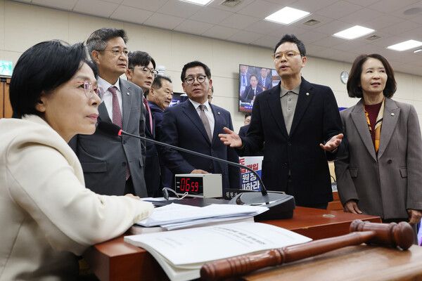 29일 서울 여의도 국회 과학기술정보방송통신위원회에서 열린 과학기술정보통신부 등에 대한 종합감사에서&nbsp;최민희&nbsp;위원장이 최수진 의원 등 국민의힘 의원들로부터 사퇴요구를 받고 있다. [사진=연합뉴스]