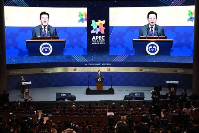 이재명 대통령이 29일 경북 경주예술의전당에서 열린 'APEC CEO(최고경영자) 서밋' 개회식에서 특별연설을 하고 있다. [사진=연합뉴스]