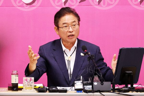 이철우 경북도지사는 29일 라디오 인터뷰에서 미국 트럼프 대통령에게 줄 선물로 