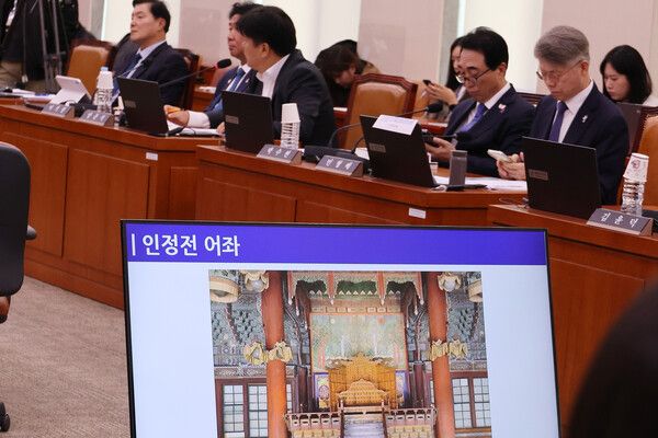 더불어민주당 양문석 의원이 29일 서울 여의도 국회에서 열린 문화체육관광위원회의 문화체육관광부 및 산하기관에 대한 종합감사에서 경복궁&nbsp;근정전&nbsp;어좌에 앉은 것으로 논란이 된 김건희 여사가 창덕궁 인정전 어좌에도 올랐다고 의혹을 제기하고 있다. [사진=연합뉴스]