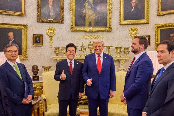 이재명 대통령이 8월 25일(현지시간) 미국 워싱턴DC 백악관에서 열린 한미 정상회담에서 도널드&nbsp;트럼프&nbsp;미국 대통령과 엄지손가락을 들어보이며 미소짓고 있다. [사진=연합뉴스]