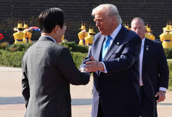 이재명&nbsp;대통령이 29일 한미 정상회담이 열리는 경북 경주박물관에 도착한 도널드 트럼프 미국 대통령을 맞이하고 있다. [사진=연합뉴스]