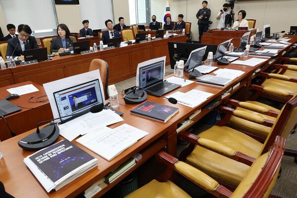 29일 서울 여의도 국회 과학기술정보방송통신위원회에서 열린 과학기술정보통신부 등에 대한 종합감사에서 국민의힘 의원들의 자리가 비어 있다. [사진=연합뉴스]