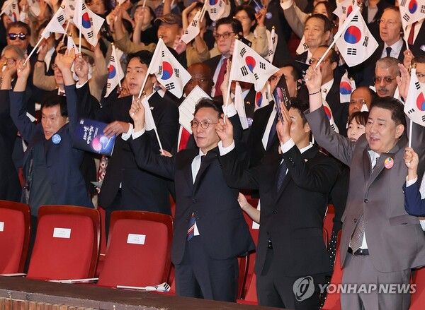김민석 국무총리가 3일 서울 종로구 세종문화회관에서 열린 개천절 경축식에서 참석자들과 만세삼창을 하고 있다 [사진=연합뉴스]