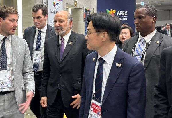 김정관 산업통상부 장관과 하워드&nbsp;러트닉&nbsp;미국 상무부 장관이 29일 오후 경북 경주 예술의전당에서 열린 한미 비즈니스 라운드 테이블 행사를 마친 뒤 함께 이동하고 있다. [사진=연합뉴스]