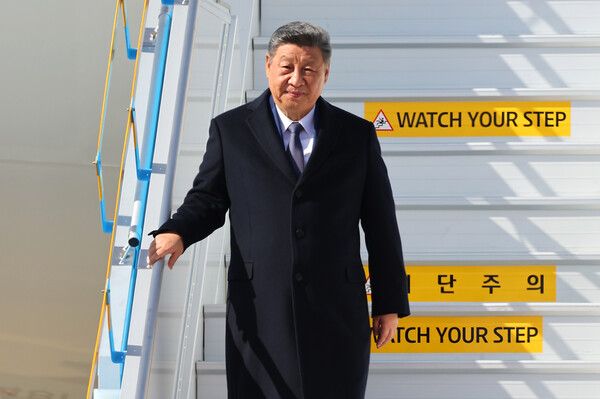 경주 APEC 정상회의 참석을 위해 국빈 방한한&nbsp;시진핑&nbsp;중국 국가주석이 30일 부산 김해국제공항에 도착해 전용기에서 내려오고 있다. [사진=연합뉴스]