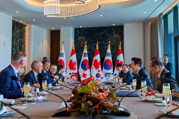 &nbsp;이재명&nbsp;대통령과 마크 카니&nbsp;캐나다&nbsp;총리가 30일 경북 경주의 한 호텔에서 확대 오찬회담을 하고 있다. 2025.10.30 [사진=대통령실 제공. 재판매 및 DB 금지]