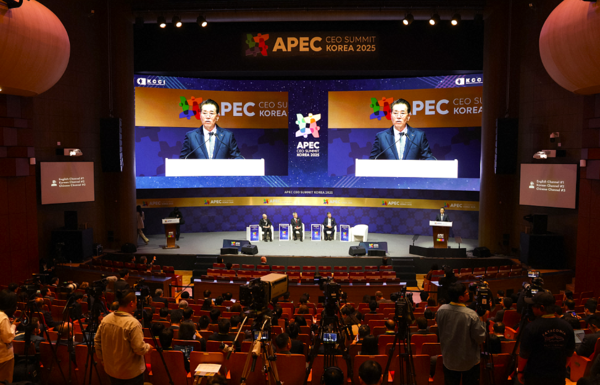 장인화 포스코그룹 회장이 '경주 APEC CEO 서밋' 에서 기조연설을 하고 있다. / 사진=포스코