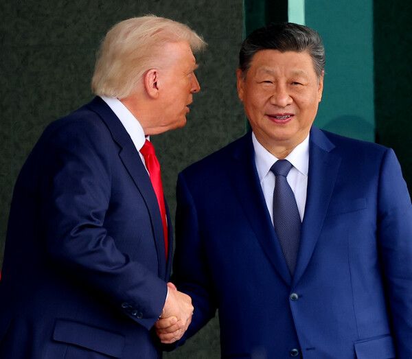 도널드&nbsp;트럼프&nbsp;미국 대통령과 시진핑 중국 국가주석이 30일 부산 김해공군기지 의전실 나래마루에서 미중 정상회담을 마친 뒤 회담장을 나서며 대화하고 있다. [사진=연합뉴스]